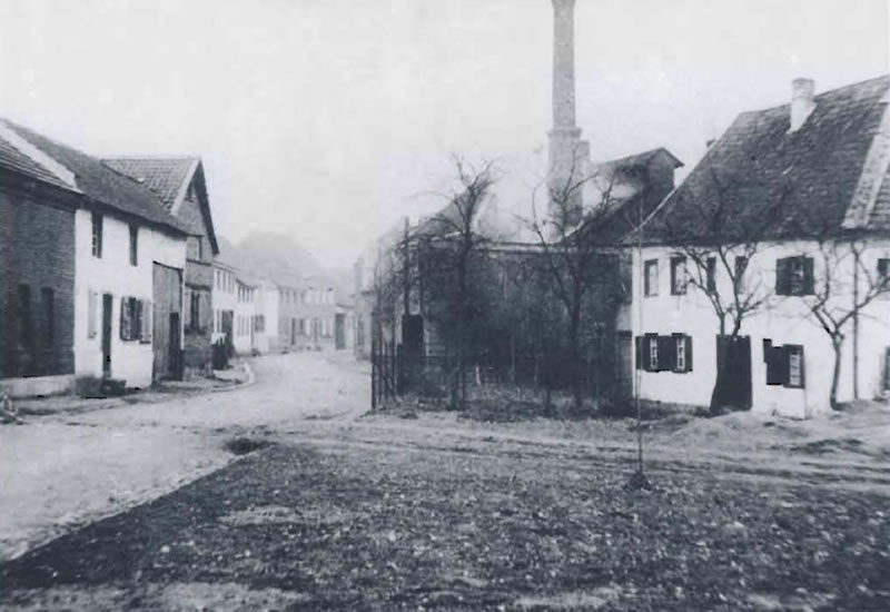 Dorfstraße (heutige Hoster Straße) mit Krautpresse, um 1920.