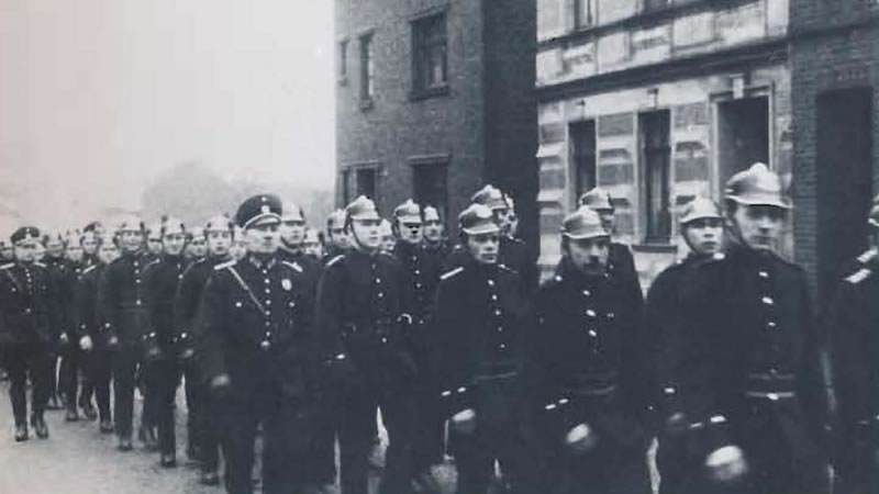 Freiwillige Feuerwehr Giesenkirchen beim Aufmarsch 1935
