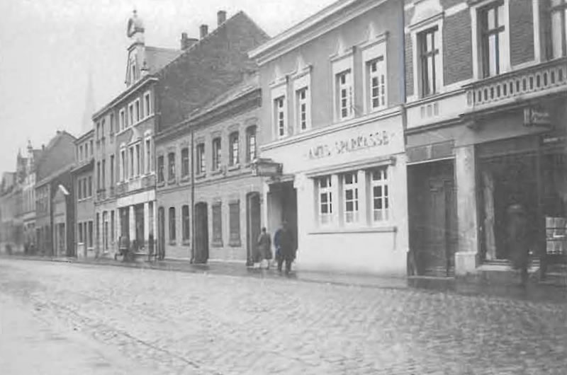 Hauptstraße (jetzt Konstantinstraße) mit Amtssparkasse, um 1920
